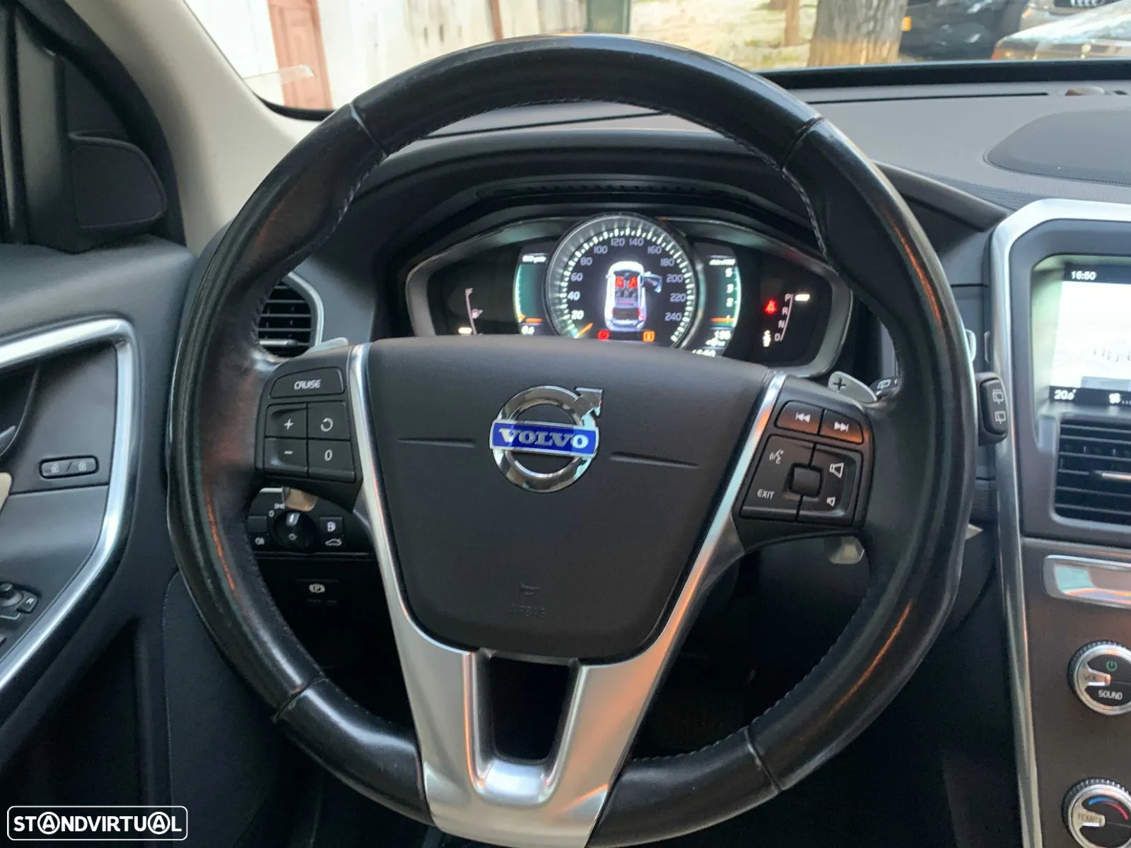 Volvo XC 60 2.0 D4 R-Design Summum Geartronic - 8