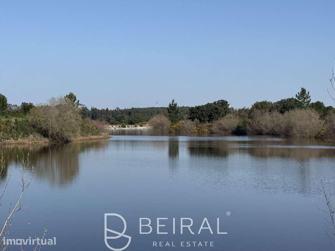 TERRENO DE PRESTÍGIO FRENTE AO LAGO NO GOLF DE SANTO ESTÊVÃO - Grande imagem: 3/27