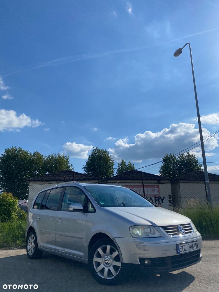 Volkswagen Touran 1.6 FSI Highline - 1
