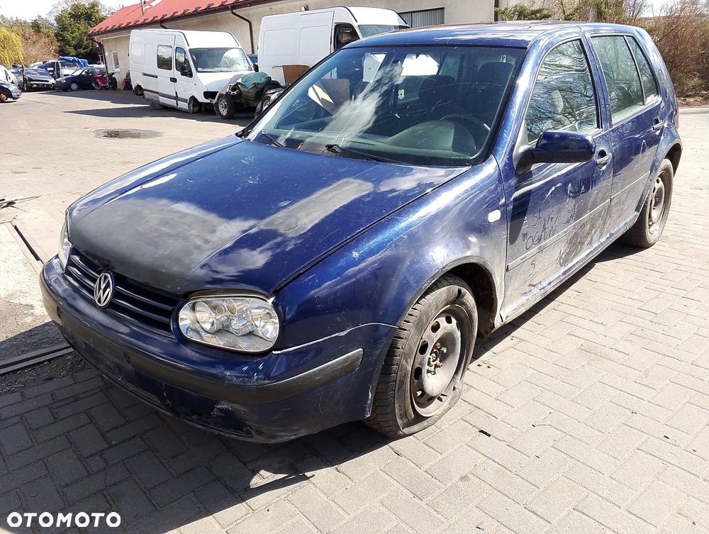 Volkswagen Golf IV (97-06r.) 1.6B 104KM. Silnik ATN,  AUS,  AZD,  BCB Skrzynia ERT,  DLP,  DNZ,  DRZ,  CZB,  DUS,  DUU,  DUV  lakier LB5N.Cały na części. GWARANCJA !!! Przód Tył Zestaw Komplet Drzwi Klapa Zderzak Błotnik Maska Grill Atrapa Szyba Pas Lampa Lusterko Boczki Fotel Kanapa Kokpit Deska Rozdzielcza Przełącznik Włącznik Sterownik Przewody Wiązka Instalacja Moduł Komputer Czujnik Listwa Pompa Alternator Wtryski Głowica Rozrusznik Kompresor Sprzęgło Dwumas Silnik Skrzynia ABS Klimatyzacji Paliwa Wspomagania Kolektor Turbina Przepustnica Zawór Chłodnica Koło Hak Belka Sanki Zawieszenie Mcpherson Półoś Amortyzator Wydech Tłumik Zacisk Most - 1