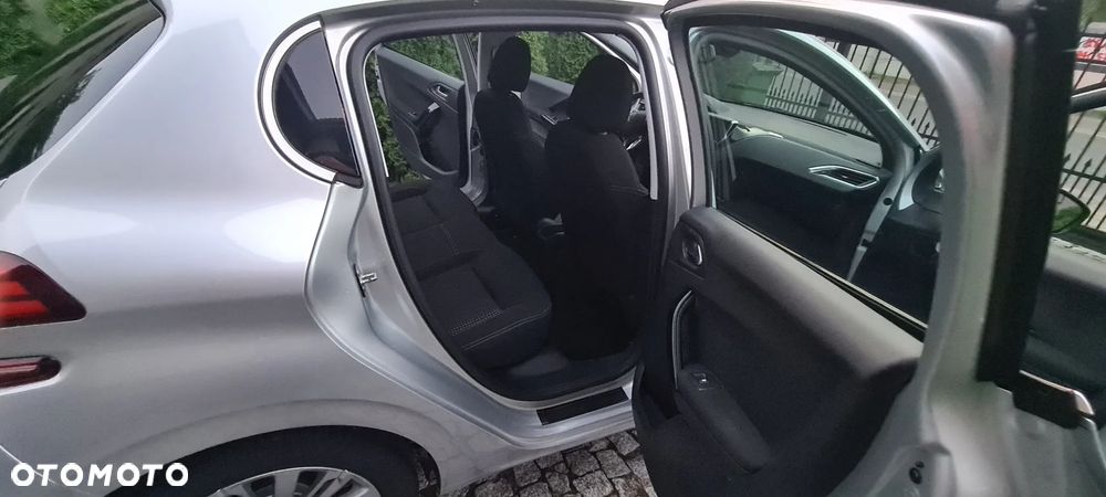 Peugeot 208 1.2 PureTech GPF Signature S&S EAT6 - 17