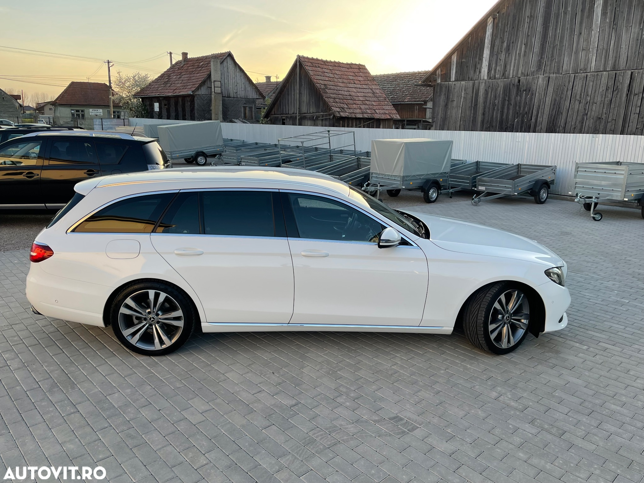 Mercedes-Benz E 220 d 4Matic T 9G-TRONIC Avantgarde - 13