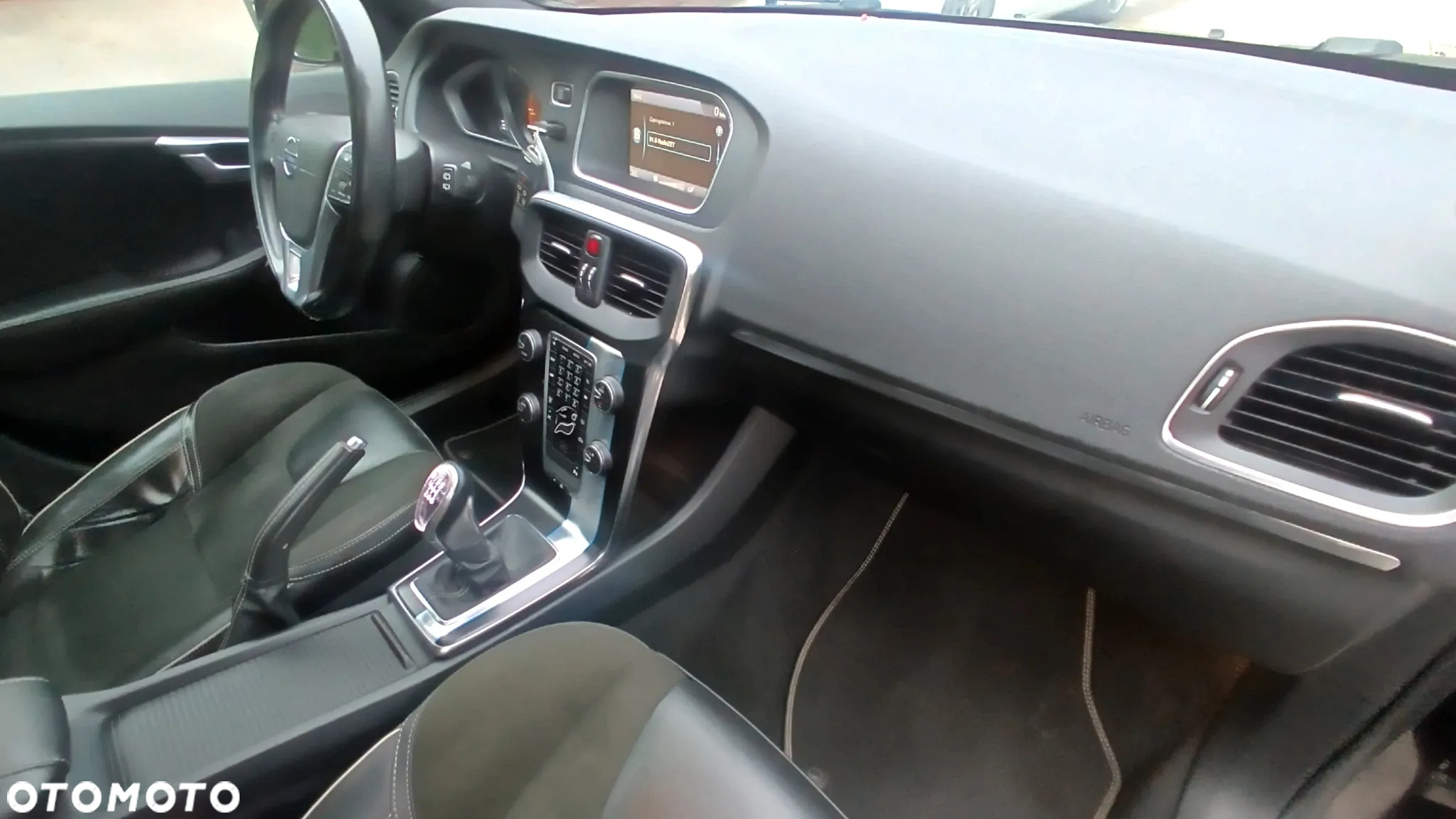 Volvo V40 D2 R-Design - 17
