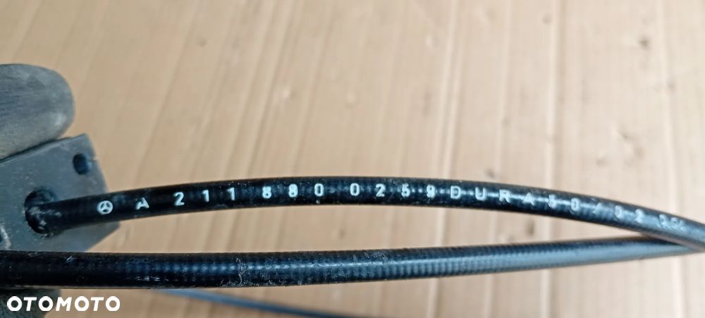 Klamka raczka dźwignia otwierania maski linka cięgno Mercedes E Klasa W211 A2118800259 - 6