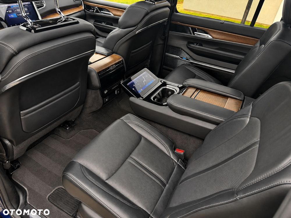Jeep Grand Wagoneer - 31