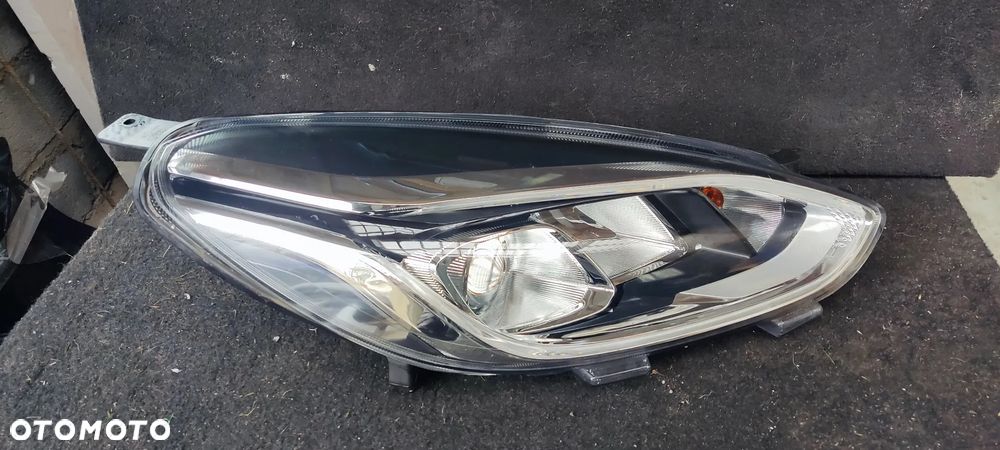 FORD FIESTA MK8 LAMPA PRZEDNIA PRAWA B479HL ICA UK ANGLIK