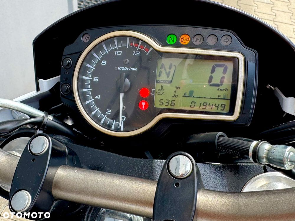 Suzuki GSR - 16