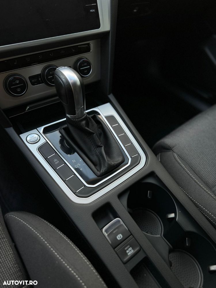 Volkswagen Passat 2.0 TDI SCR DSG (BlueM Tech) Comfortline - 12