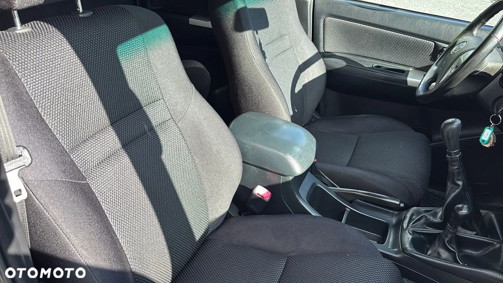 Toyota Hilux 4x4 Double Cab Life - 25