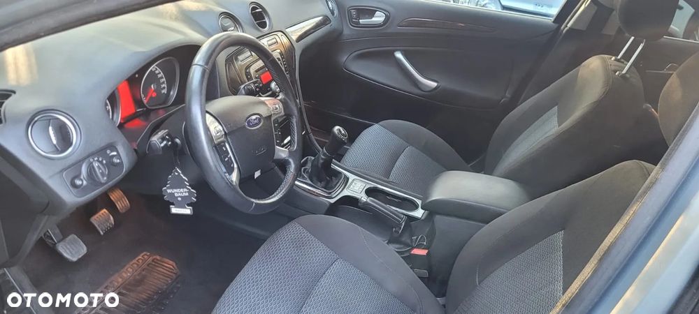 Ford Mondeo 2.0 Ghia - 11