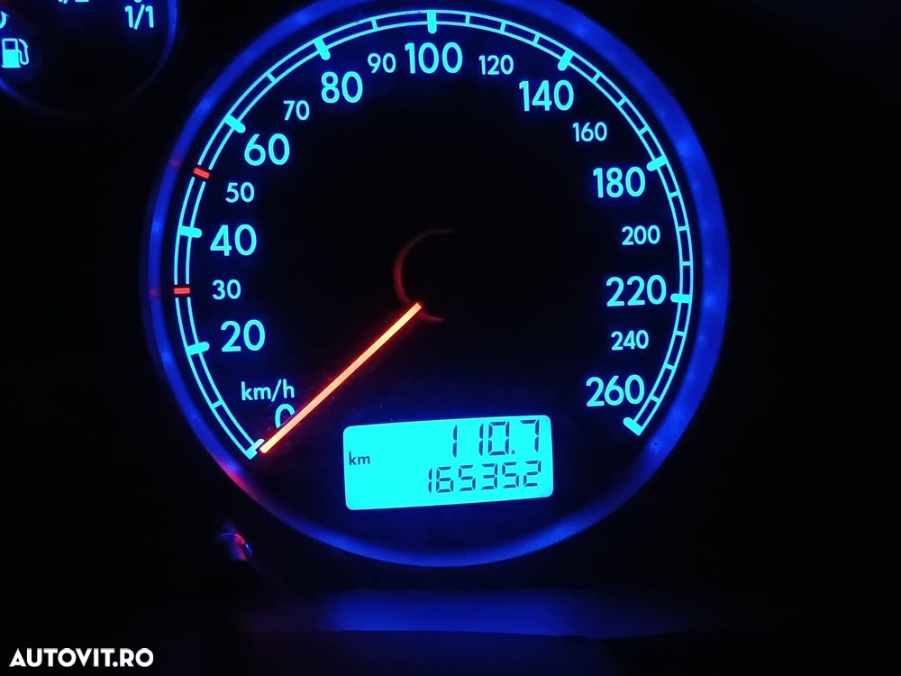 Volkswagen Passat 1.6 Comfortline Family - 15