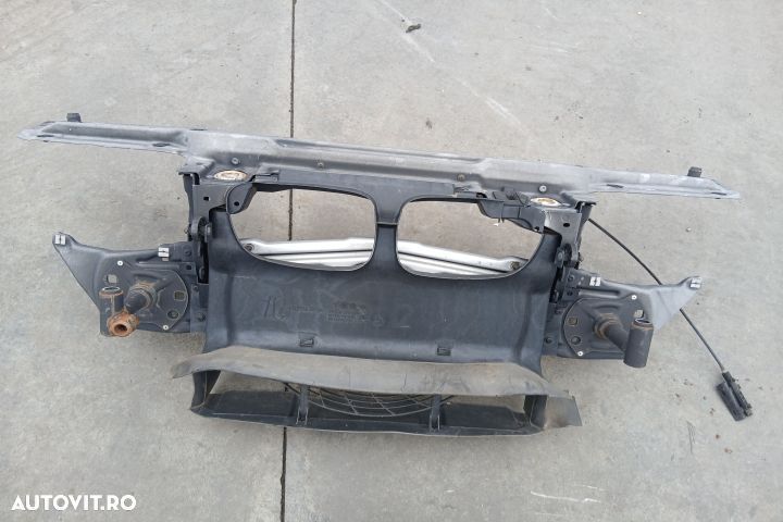 Trager / Calandru 8211467 8268371 8220579 8211467 8268371 8220579 BMW - 1