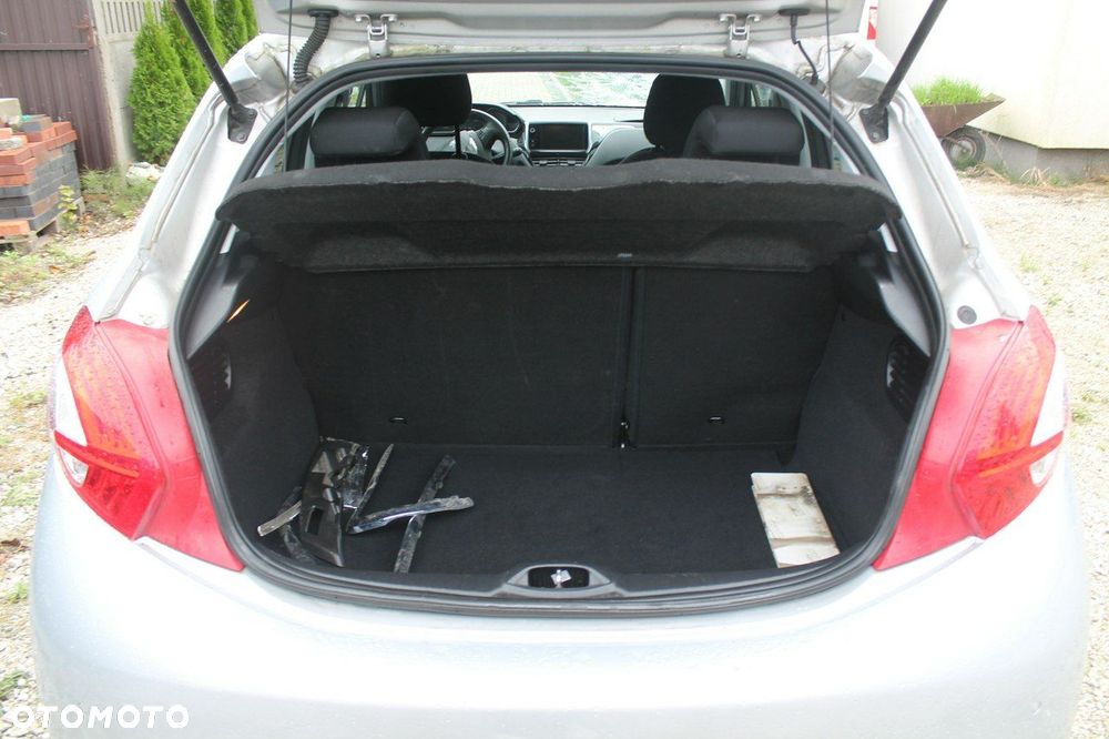 Peugeot 208 - 12