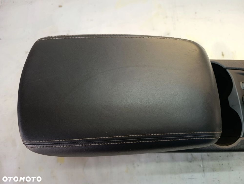 Focus MK3 podłokietnik skóra EU Ford - 3