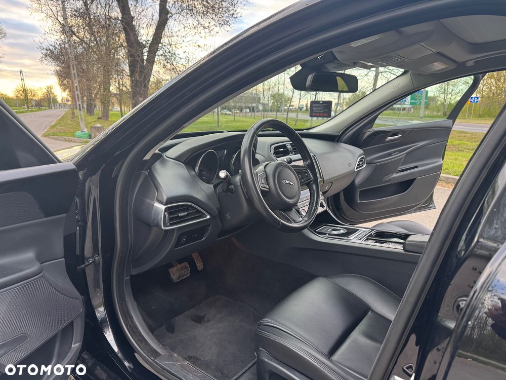 Jaguar XE 2.0 T Portfolio - 18