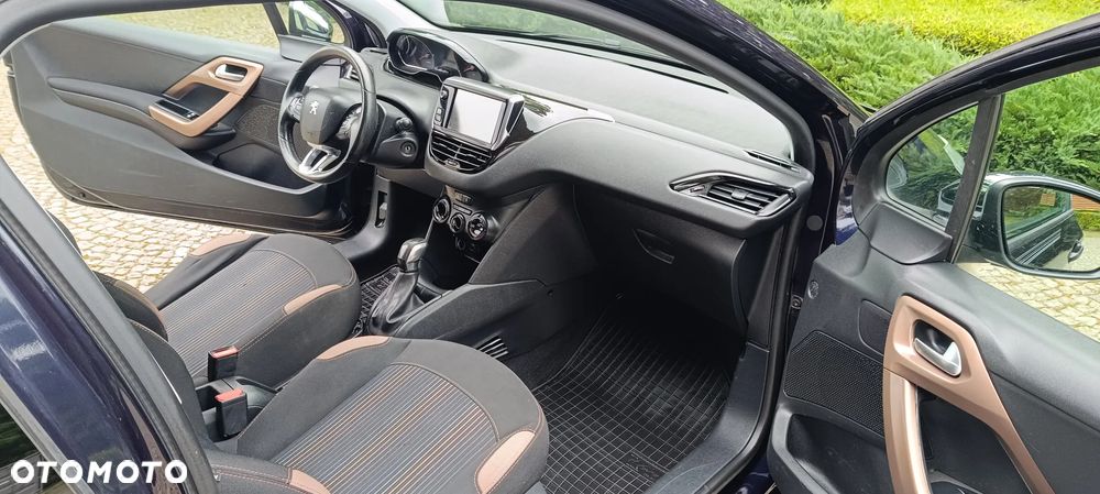 Peugeot 208 - 8