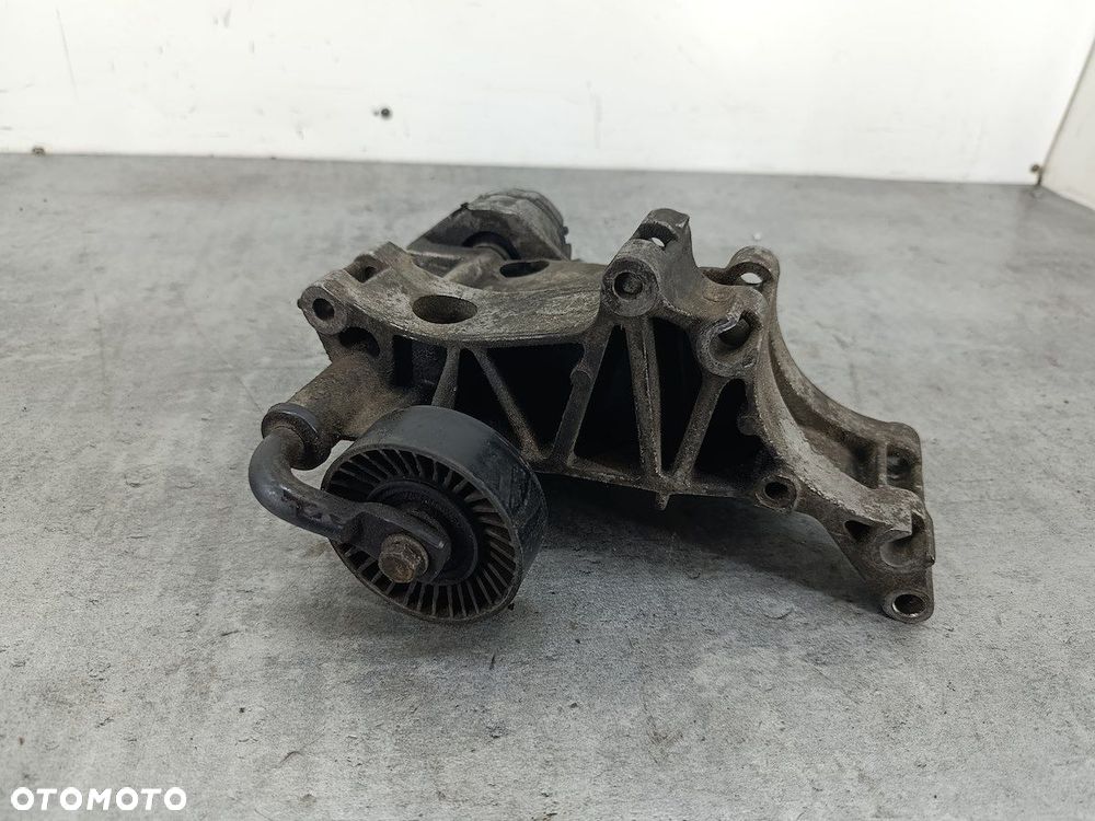 ŁAPA ALTERNATORA VW GOLF III 037903143E 1.6 8V - 6