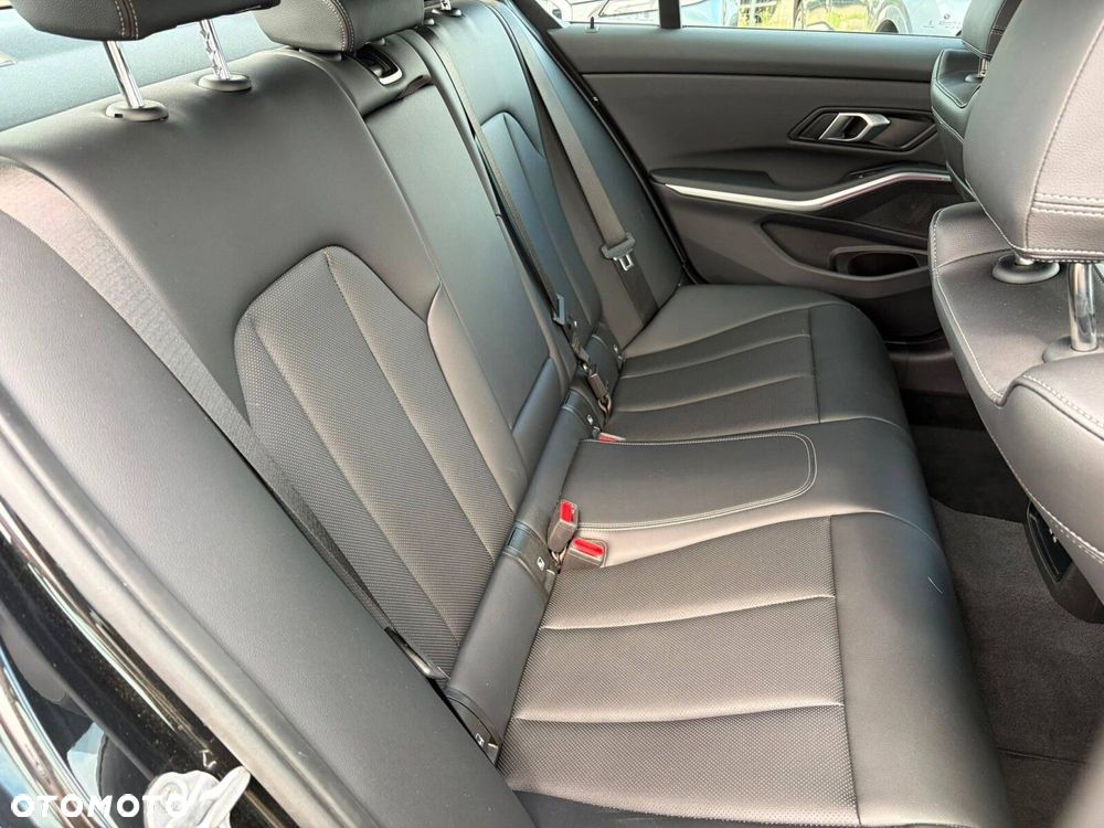 BMW Seria 3 318i M Sport - 15