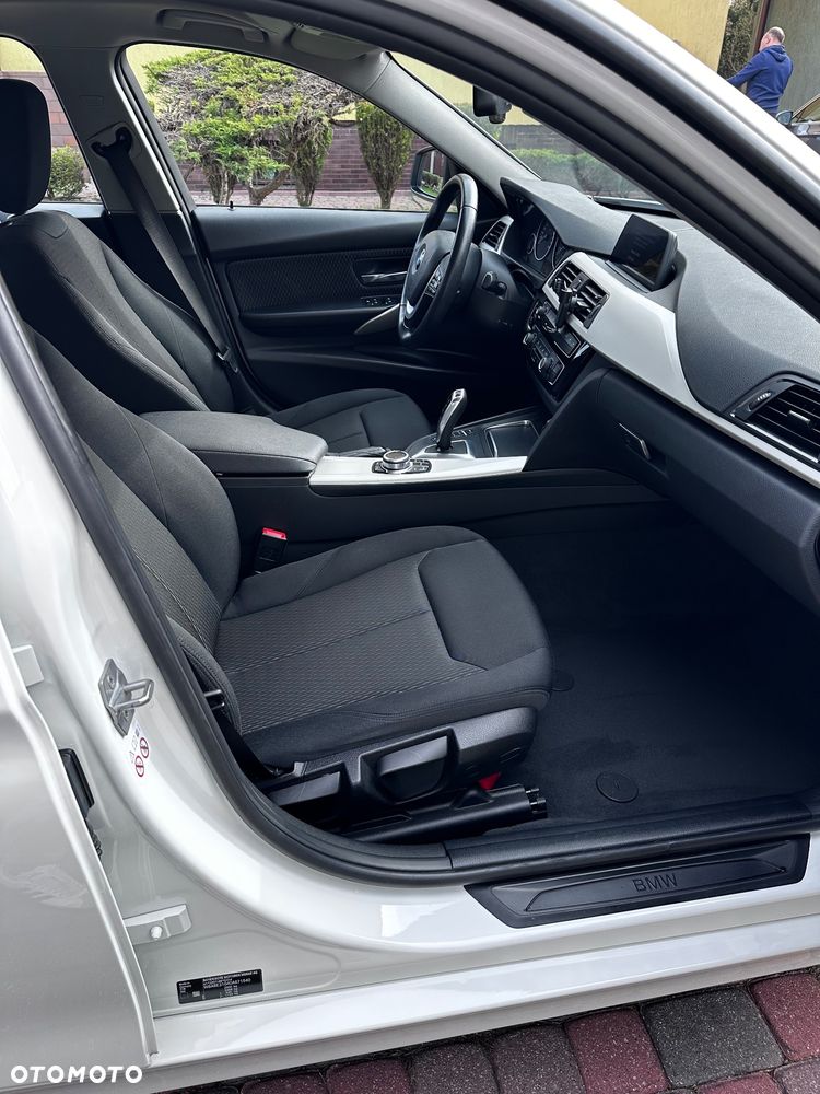 BMW Seria 3 318i - 23