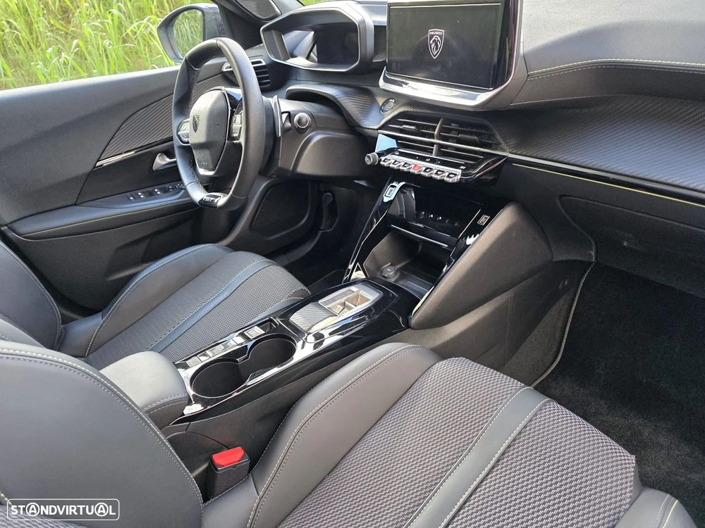 Peugeot 2008 PureTech 130 EAT8 GT - 4