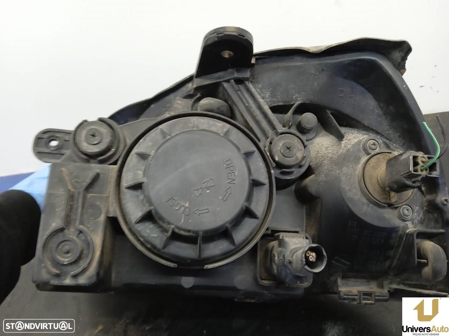 FAROL DIREITO KIA RIO BREAK FAMILIAR 2004 -A3E - 1