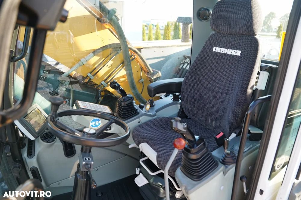 Liebherr 914 COMPACT / EXCAVATOR PE PNEURI / 13.464 ORE DE FUNCȚIONARE / CUPLAJ RAPID HIDRAULIC / CUPĂ HIDRAULICĂ PENTRU NIVELARE / - 29
