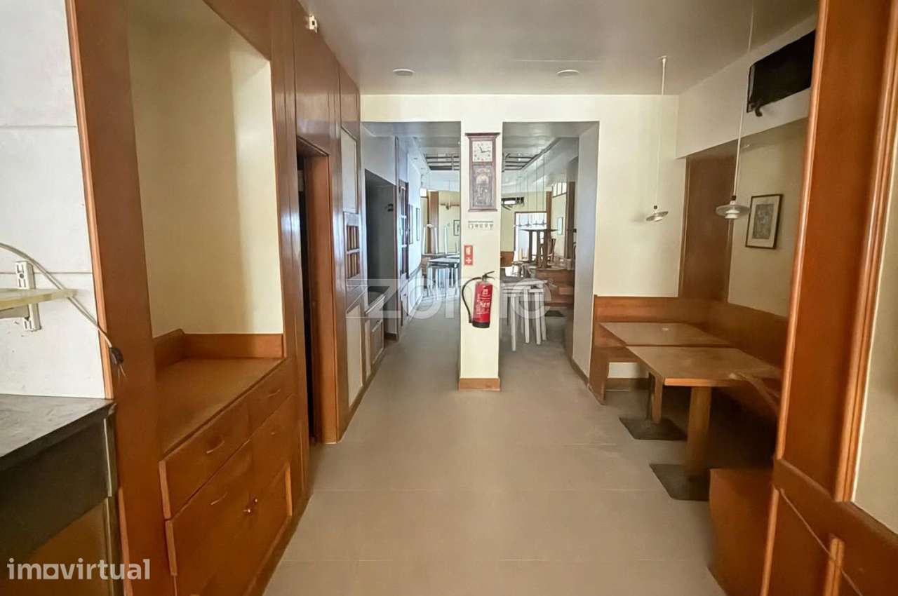 Areeiro - Rua Sacadura Cabral | Antiga Pizzaria com 3 WC e Vestiário - Grande imagem: 3/16