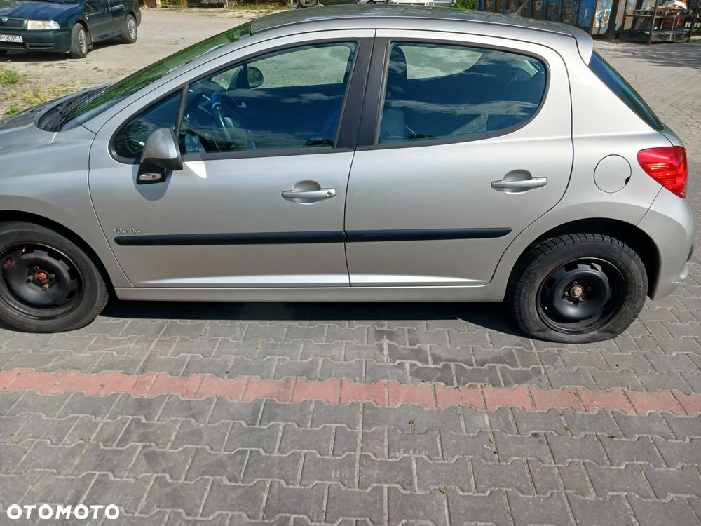 Peugeot 207 Silnik 1,4 16V VTI 70kW 95KM EP3 8FS EP3C skrzynia biegów kolektor przepustnica wtrysk listwa wtryskowa pompa wspomagania abs alternator sprężarka kompresor klimatyzacji skrzynia biegów sprzęgło drzwi ETSC srebrne klapa maska zderzak lusterko listwa klamka zamek wahacz czujnik ciśnienia doładowania mikrostyk blenda pas konsola schowek boczek drzwi fotel fotele magistrala wody podsufitka panel sterownik wyświetlacz moduł szyba czołowa poduszka kierownica manetki zwijak radio mechanizm szyb wydech tłumik mcperson zacisk hamulcowy lampa felga moduł BSM BSI lampa europa zbiorniczek rura przewód wyświetlacz NA CZĘŚCI WSZYSTKIE CZĘŚCI - 8