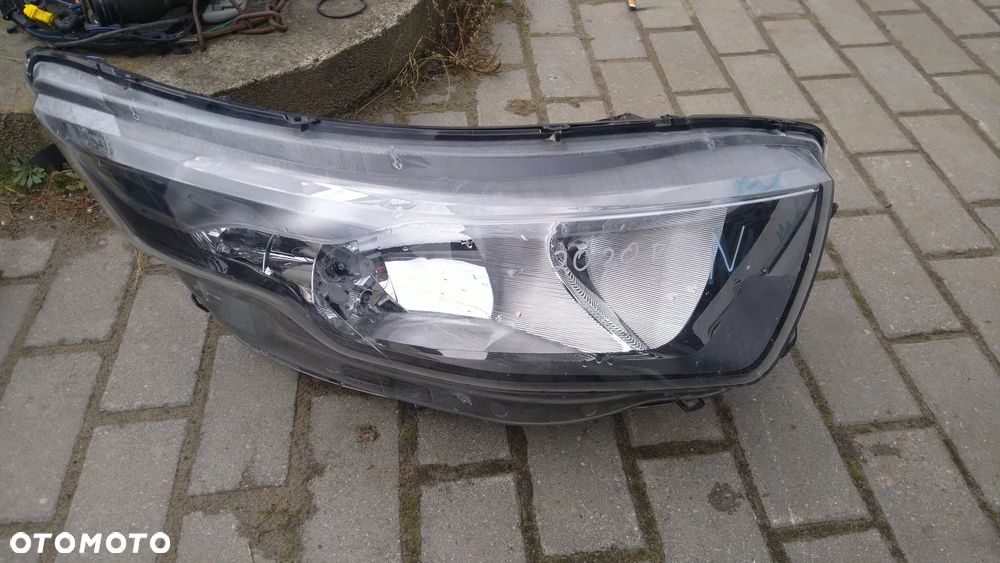IVECO DAILY lampa prawa przód 20r. - 1