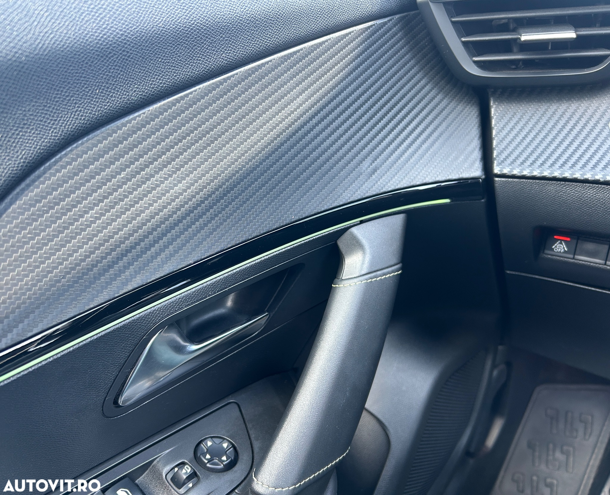 Peugeot 2008 PureTech 130 EAT8 GT - 9