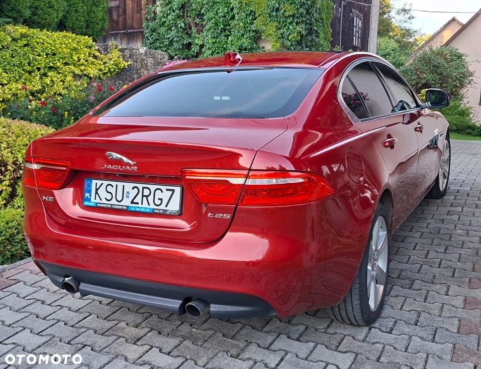 Jaguar XE 2.0 T Prestige - 4