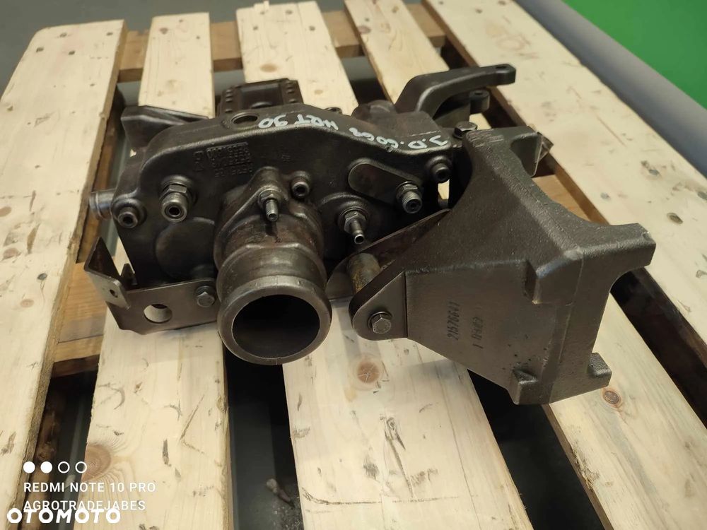 Obudowa termostatu John Deere 6068 HRT 90 (R533672) - 7