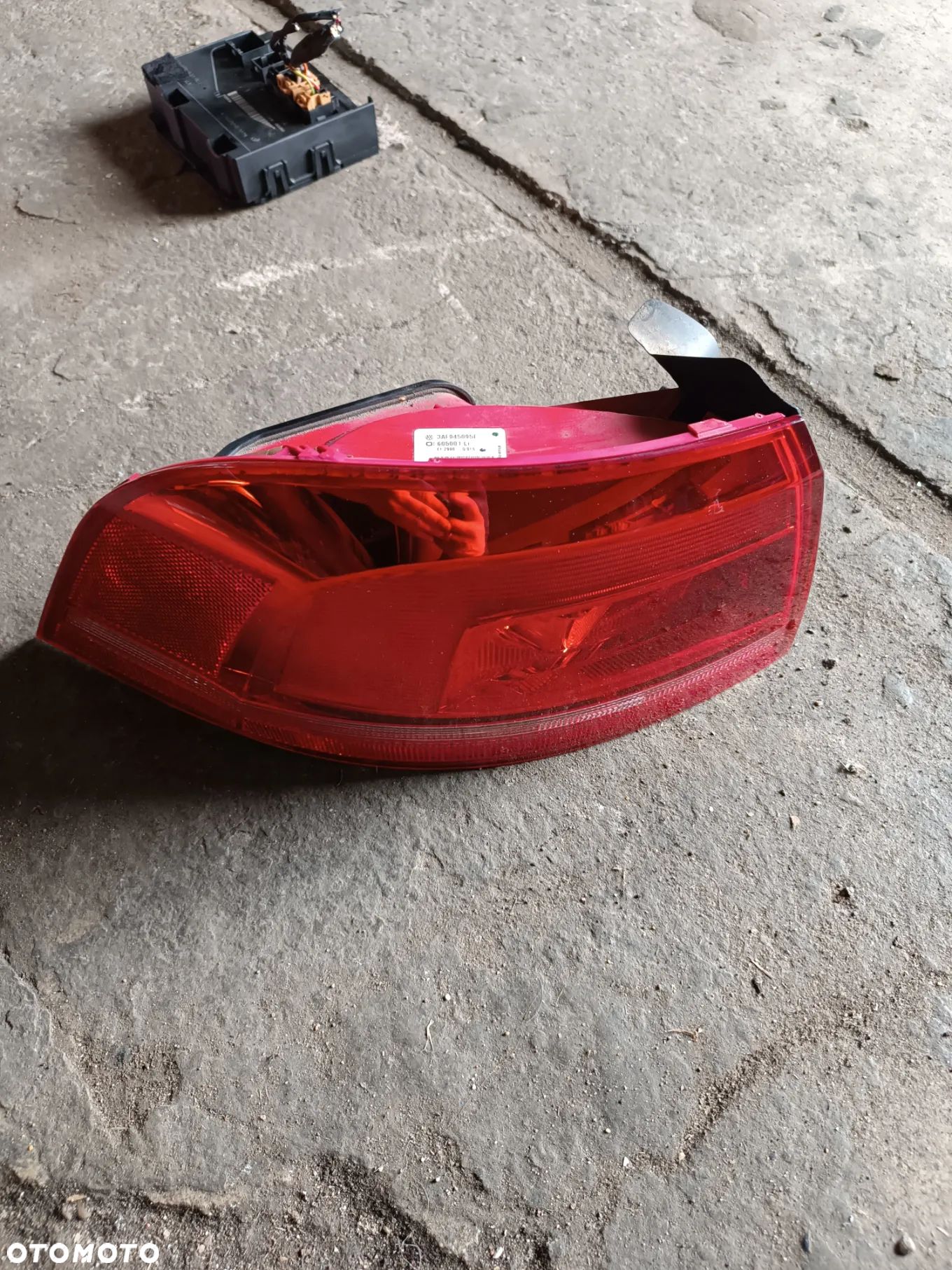VW PASSAT B7 KOMBI LAMPA TYŁ LEWA Z BŁOTNIKA - 1