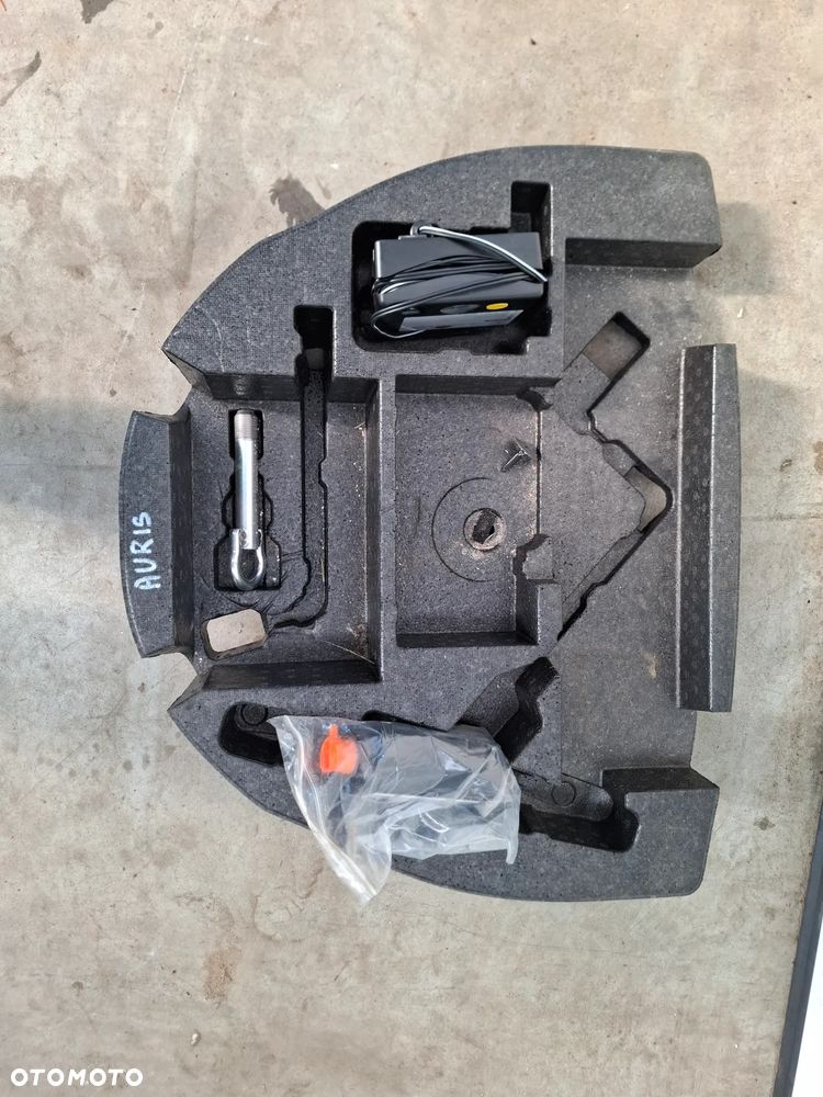 TOYOTA AURIS E18 1.8 HYBRYDA HB STYROPIAN BAGAŻNIKA - 1