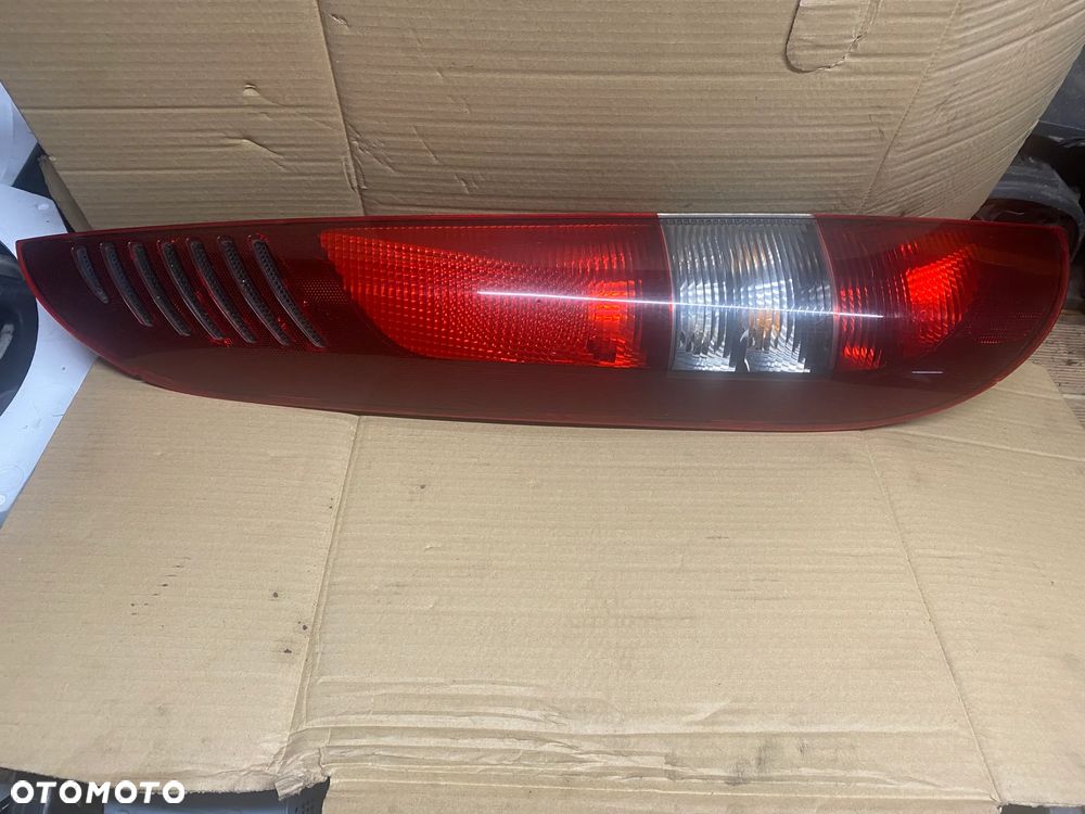 LAMPA TYLNA PRAWA MERCEDES VANEO W414 A4148200064