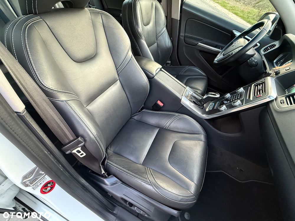 Volvo V60 D6 AWD Plug-in Hybrid Summum - 32