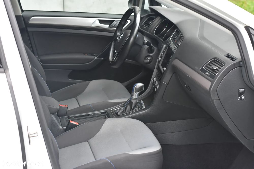 Volkswagen Golf - 23