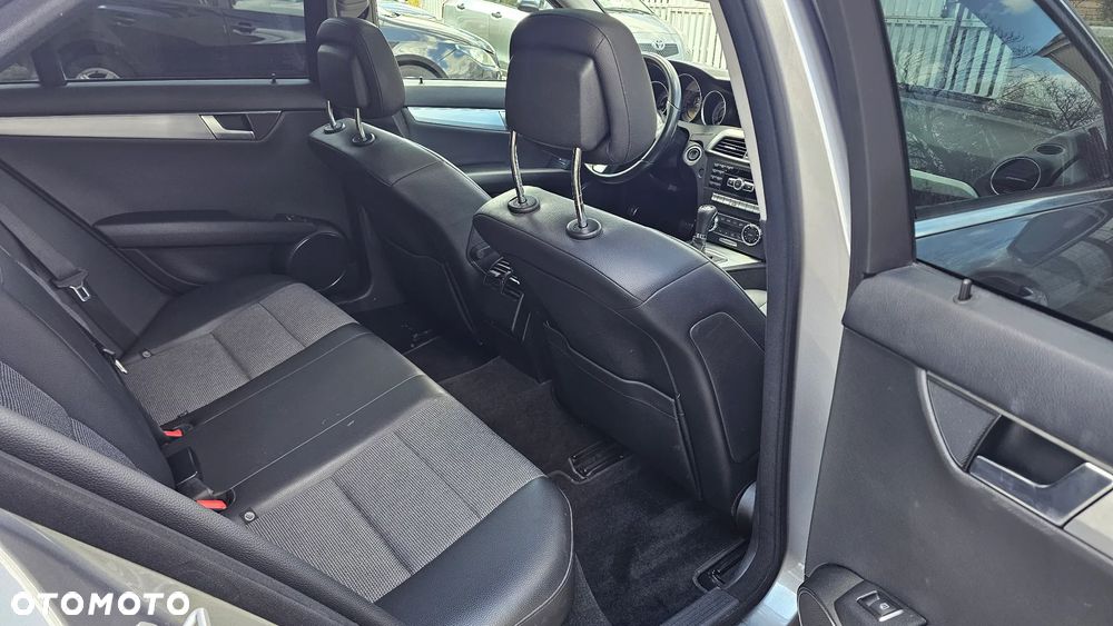 Mercedes-Benz Klasa C 200 CGI BlueEFFICIENCY Avantgarde - 22