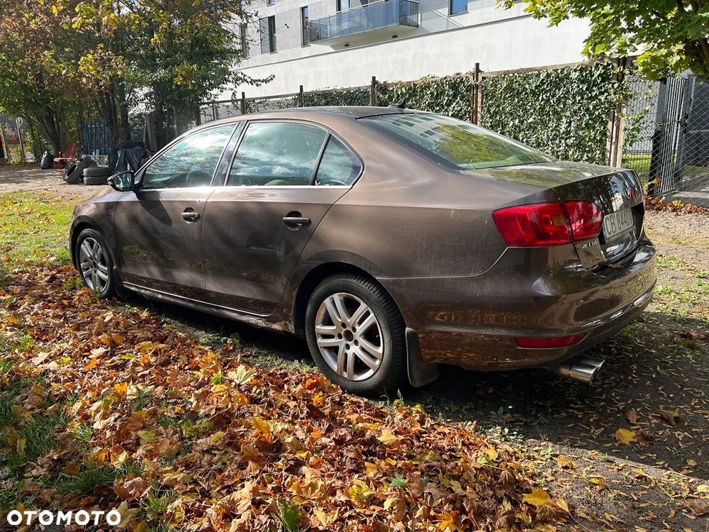 Volkswagen Jetta - 2