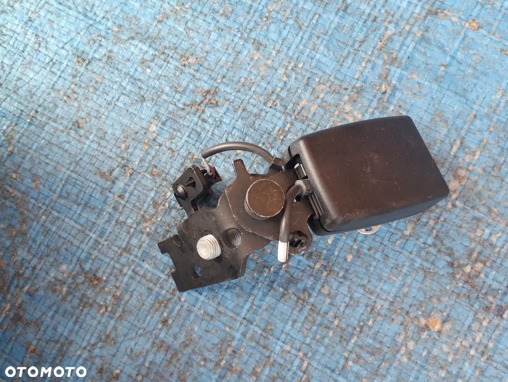 Mercedes W213 Zapinka Pasa Pojedyncza Tył 2138607601 - 3
