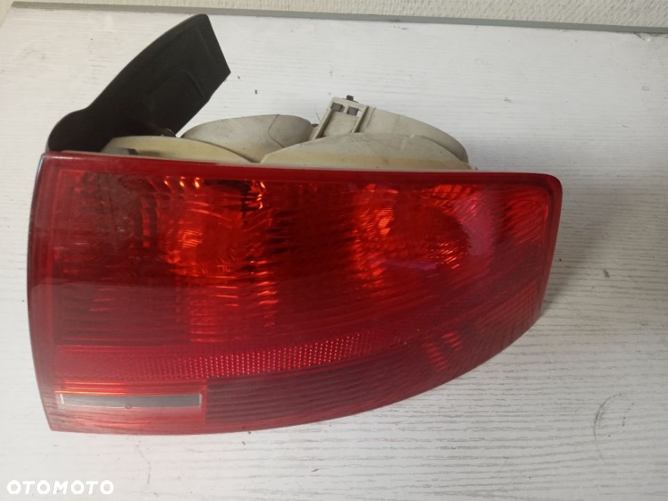 LAMPA TYLNA AUDI A4 B7 SEDAN 04-07 PRAWA - 2