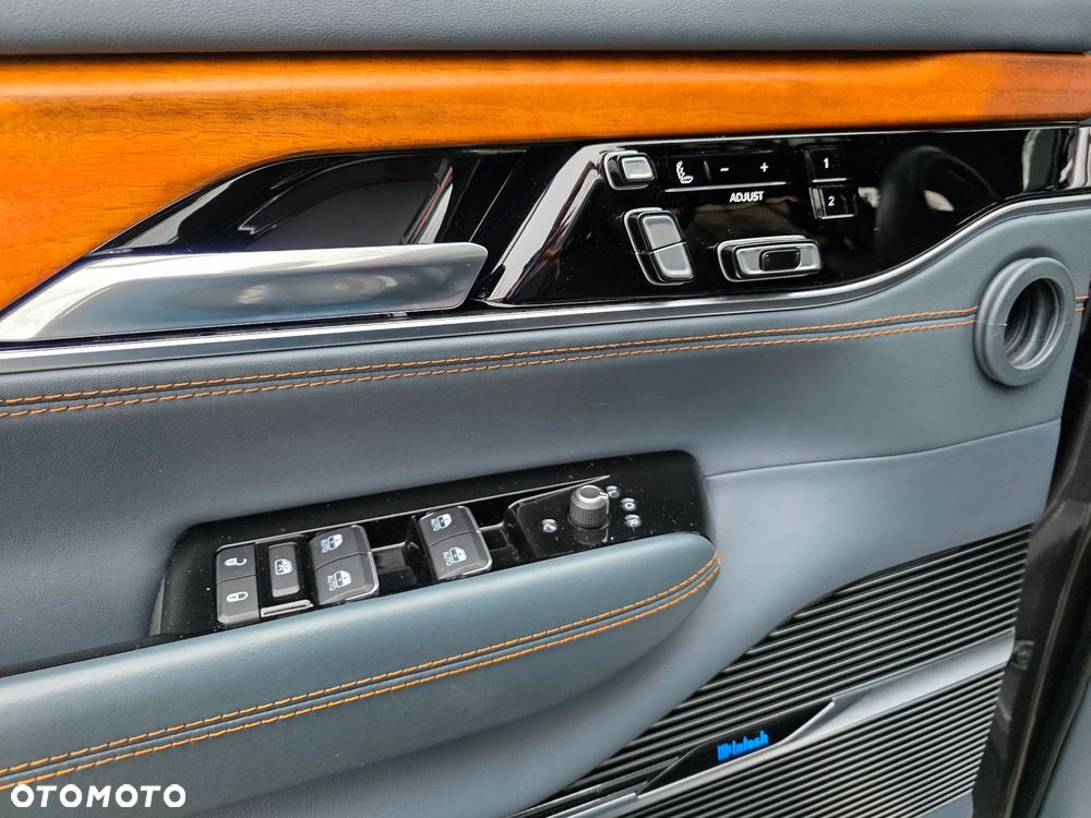 Jeep Grand Wagoneer - 6