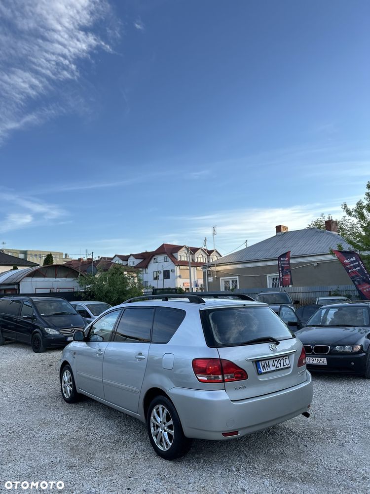 Toyota Avensis Verso - 4