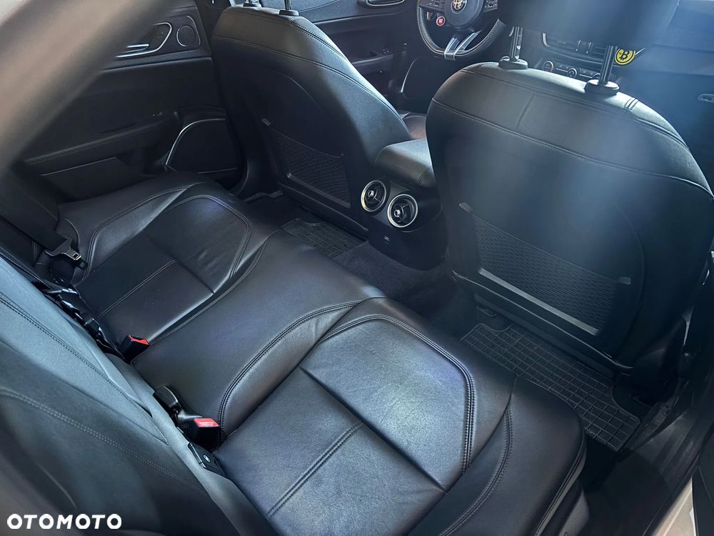Alfa Romeo Giulia 2.0 Turbo 16V AT8 Veloce - 18