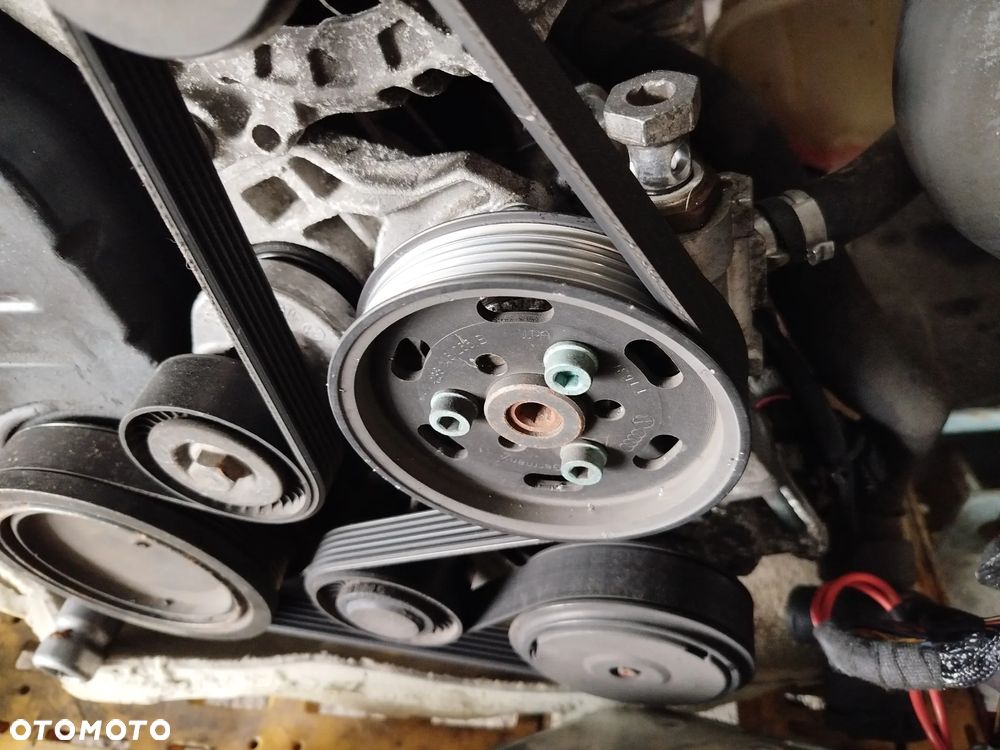 Audi A4 B7 2.0 TDI pompa wspomagania - 1