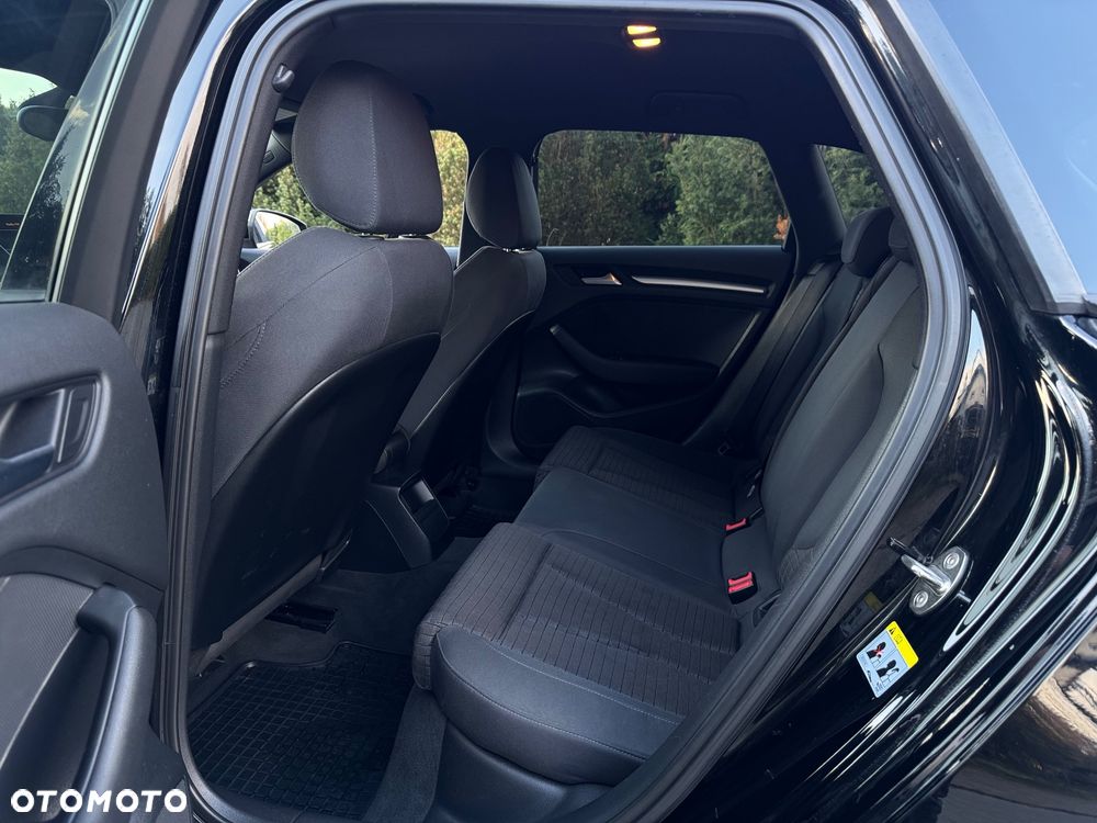 Audi A3 Sportback 1.6 TDI S line Sportpaket - 17