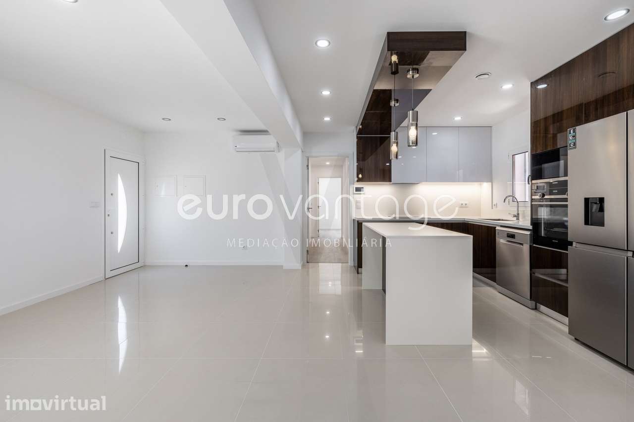 Moradia T3+1 Térrea Totalmente Remodelada | A apenas 8 minutos de L... - Grande imagem: 2/55