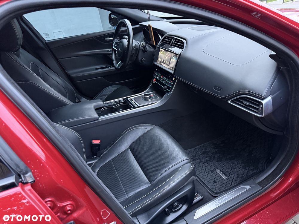 Jaguar XE - 10
