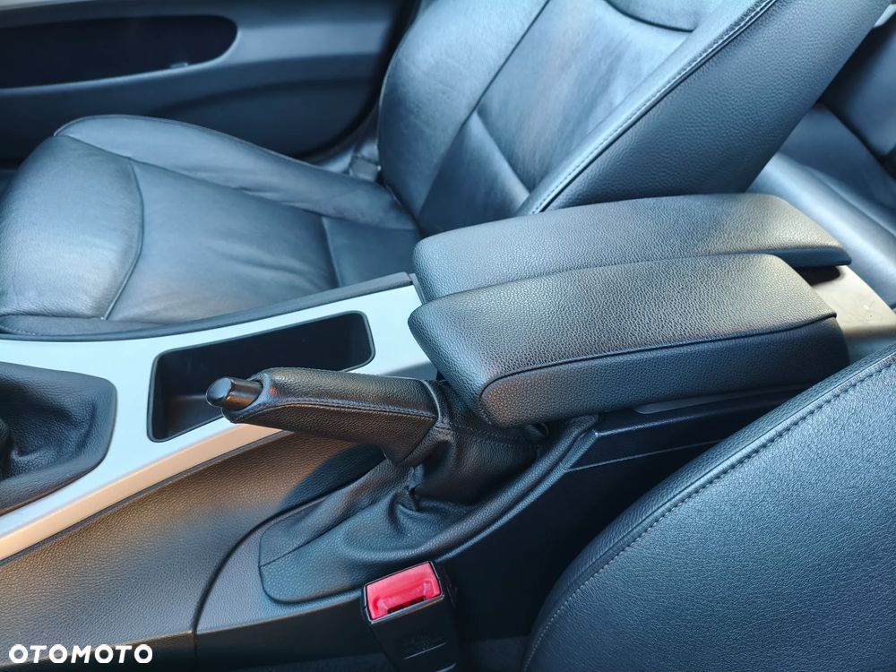 BMW Seria 3 320i Touring - 13