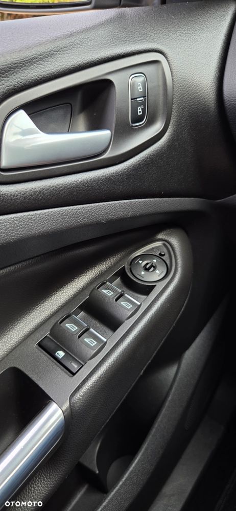 Ford Kuga 1.5 EcoBoost 2x4 Titanium - 24
